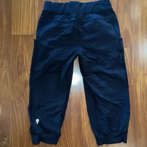 Ivivva sz 8 black cropped leggings with cute pockets